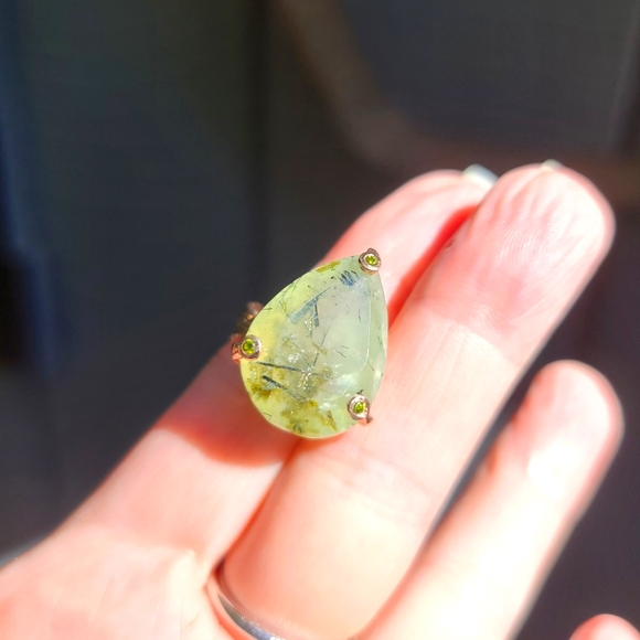 Natural Kharma by Avelon Jewelry - Prehnite 18k teardrop cut & Peridot Rosegold ring sz7